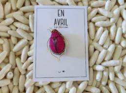 Cette broche de la marque En Avril est un bijou brodé à la main