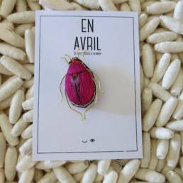 Cette broche de la marque En Avril est un bijou brodé à la main