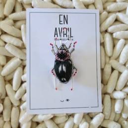 Cette broche En Avril est un bijoux brodé à la main